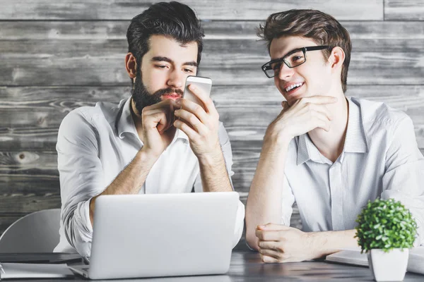 Dos hombres de negocios guapos usando el teléfono celular — Foto de Stock