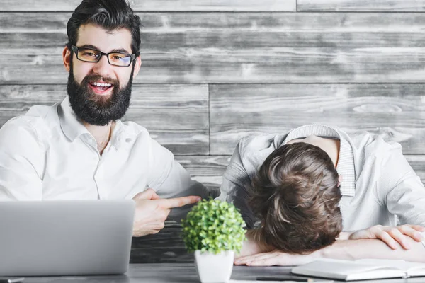 Hombres guapos, energéticos y cansados en el trabajo — Foto de Stock