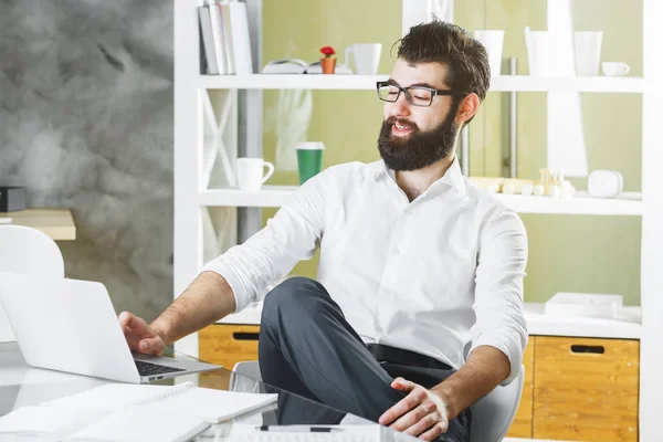 Lächelnder Geschäftsmann mit Laptop — Stockfoto