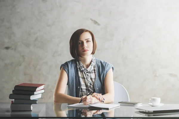 Mujer de negocios seria haciendo papeleo — Foto de Stock