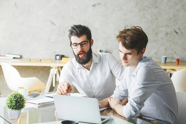 İki çekici işadamları proje üzerinde birlikte çalışma 