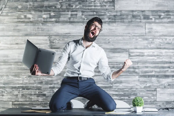 ノート パソコンのデスクトップ上に座って猛烈な実業家。ストレスの概念 — ストック写真