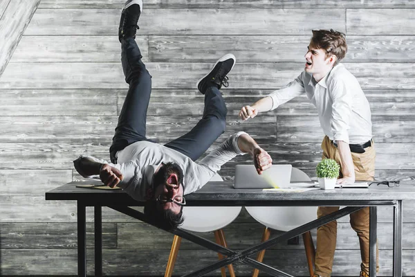 Zwei verrückte Geschäftsleute feiern Erfolg — Stockfoto