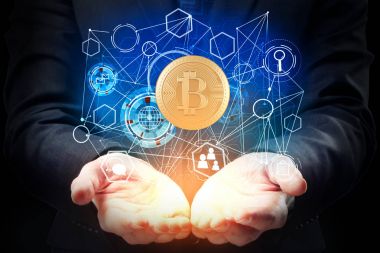 İşadamı soyut bitcoin hologram koyu arka plan üzerinde tutan eller. Cryptocurrency kavramı 