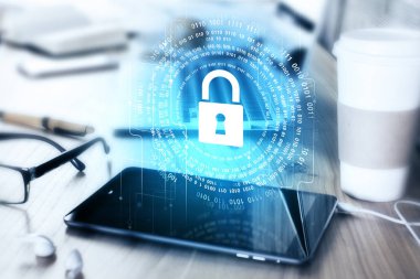 Tablet ile soyut dijital hologram kahve fincanı, sarf malzemeleri ve diğer öğeleri ile işyerinde asma kilit. Güvenlik kavramı