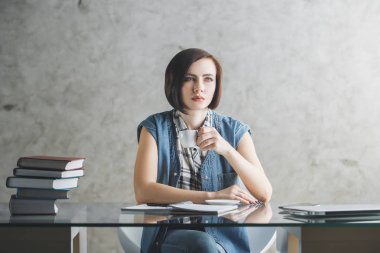 Çekici kadın kahve içiyor. 