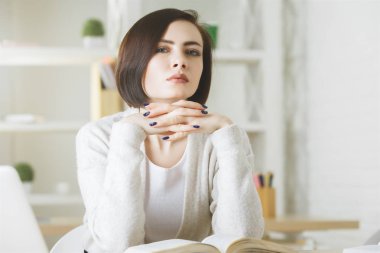 Evrak işi beyaz iş kadını 