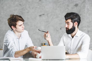 Projede birlikte çalışan iki çekici erkek 