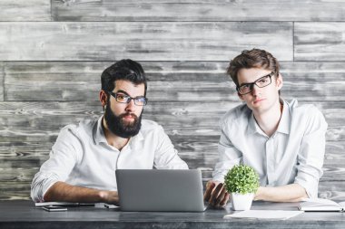 Dizüstü bilgisayar kullanarak kendine güvenen erkekler 