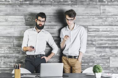 Smartphone kullanarak iki Avrupa iş adamları 