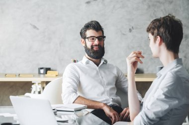 Projede birlikte çalışan iki yakışıklı erkekler 