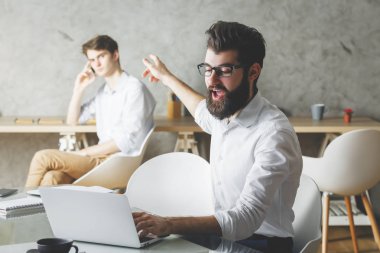 Dizüstü bilgisayar kullanarak Avrupa iş adamı 