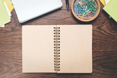 Temiz sarmal not etmek üstünde ahşap masaüstü 