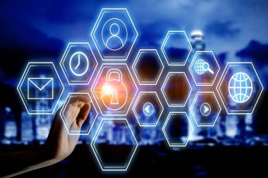 Gece şehir arka plan üzerinde dijital iş hologram kullanarak eller. Yenilik kavramı. Çift pozlama 