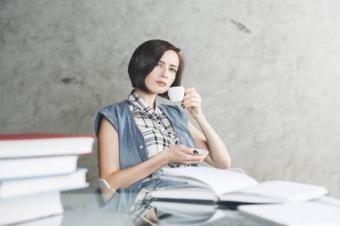 Beyaz kadın kahve içme 