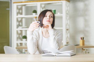 Genç ve güzel kadın içme kahve 