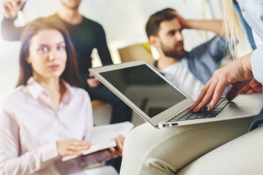 Dizüstü bilgisayar kullanan ve bir şey tartışırken modern ofis genç insanlar. Ekip çalışması kavramı. Yukarı alay 