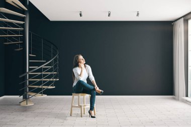 Düşünceli genç kadın iç sarmal merdiven ve boş siyah duvar ile oturuyordu. Kavram düşünüyorum. Alay etmek yukarıya, 3d render 
