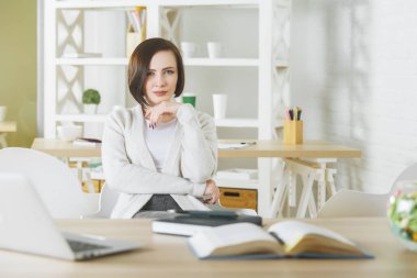 Projede çalışan emin iş kadını 