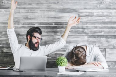 İki genç işadamları başarı kutluyor 