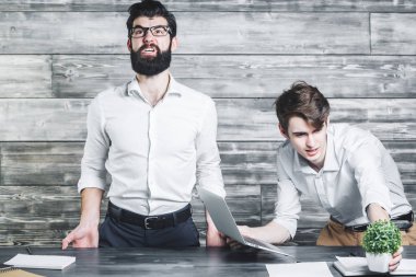 Ofiste çılgın genç arkadaşları 