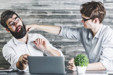 Ofiste çılgın Avrupa iş arkadaşları 