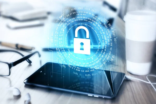 Tablet ile soyut dijital hologram kahve fincanı, sarf malzemeleri ve diğer öğeleri ile işyerinde asma kilit. Güvenlik kavramı