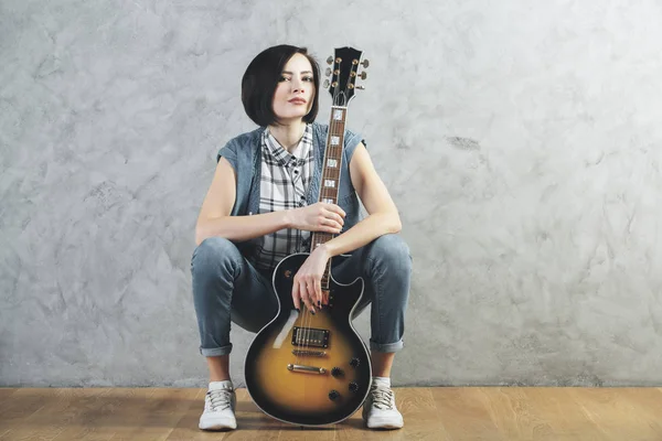 Europäerin mit Gitarre im Studio — Stockfoto