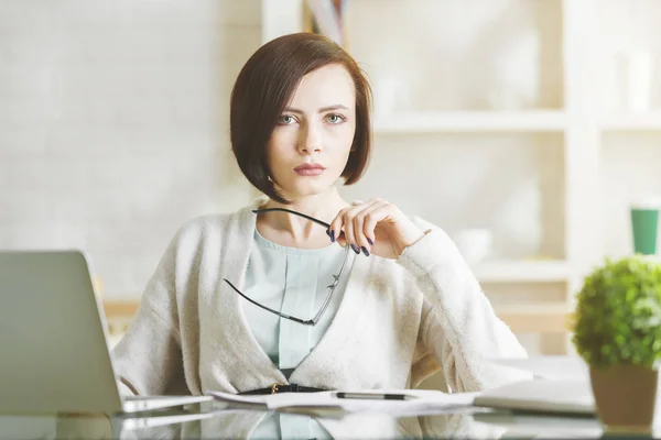 Atractiva mujer de negocios que trabaja en el proyecto en el lugar de trabajo. Secretaria usando laptop y haciendo papeleo en la oficina moderna. Concepto de trabajo — Foto de Stock