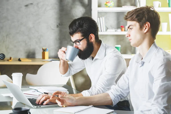 İki projede birlikte çalışan işadamları beyaz 