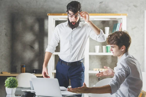 Europäischer Arbeiter mit Vorgesetzten — Stockfoto