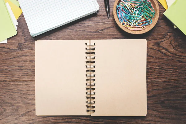 Temiz sarmal not etmek üstünde ahşap masaüstü 