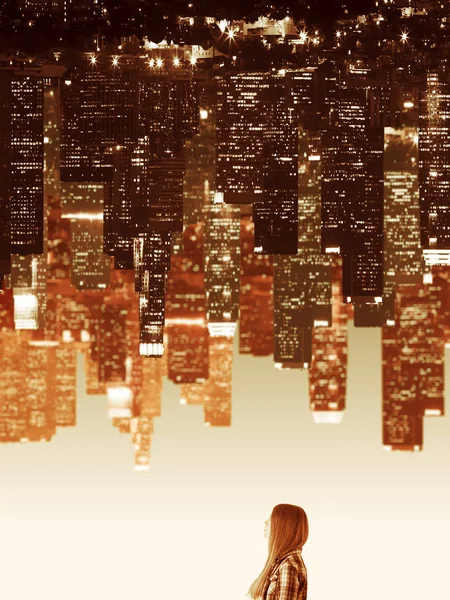 Soyut upside aşağı şehir arka plan üzerinde küçük düşünceli genç kadın. Rüya kavramı 