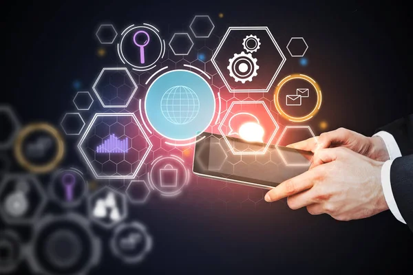 El ile bulanık koyu arka plan üzerinde parlayan iş hologram tablet kullanma. Teknoloji kavramı. 3D render 