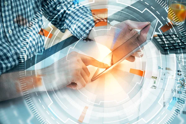 Beyaz Ofis Masası holograma dijital iş ile tablet kullanarak iş adamı. Yenilik kavramı. Çift pozlama 