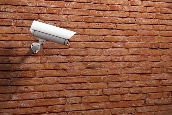 Cámara CCTV blanca sobre fondo de pared de ladrillo rojo con espacio de copia. Monitorear concepto. Renderizado 3D — Foto de Stock