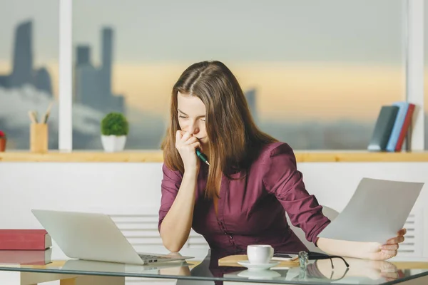 Hermosa mujer trabajando en el proyecto — Foto de Stock