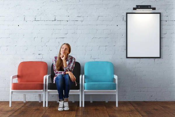 Nachdenkliche Frau im Zimmer mit Rahmen — Stockfoto