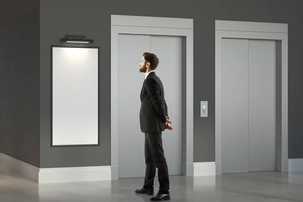 Pensant homme dans la chambre avec ascenseur — Photo