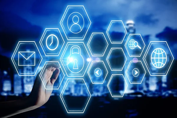 Gece şehir arka plan üzerinde dijital iş hologram kullanarak eller. Arabirim kavramı. Çift pozlama 