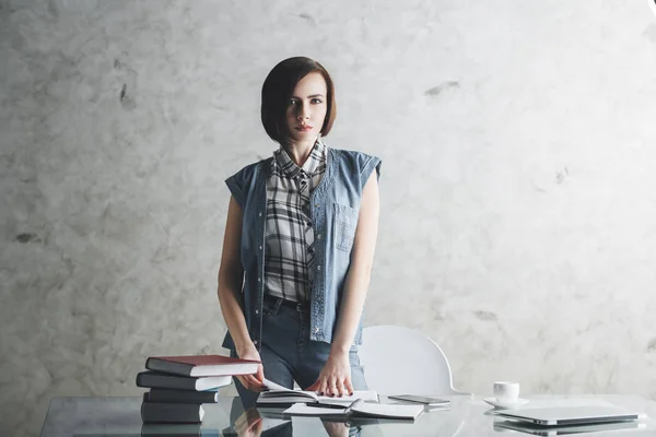 Attraente segretaria donna alla scrivania dell'ufficio — Foto Stock