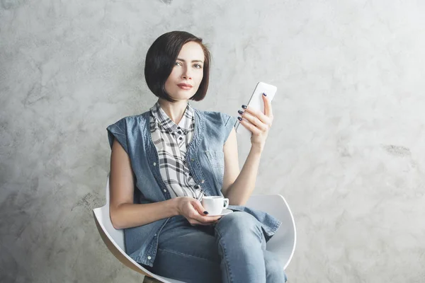 Žena s mobil a káva — Stock fotografie