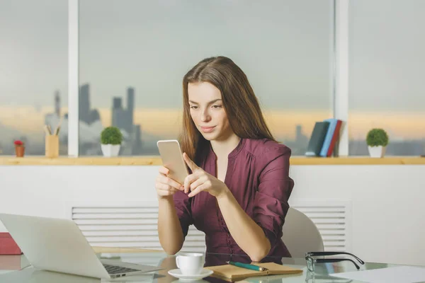 Attraktiv dam med hjälp av mobiltelefon och bärbar dator — Stockfoto