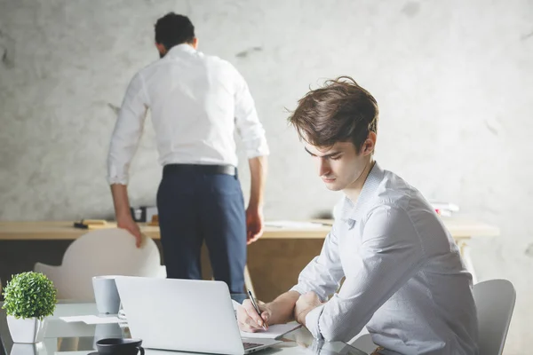 Bello uomo d'affari che utilizza il computer portatile — Foto Stock