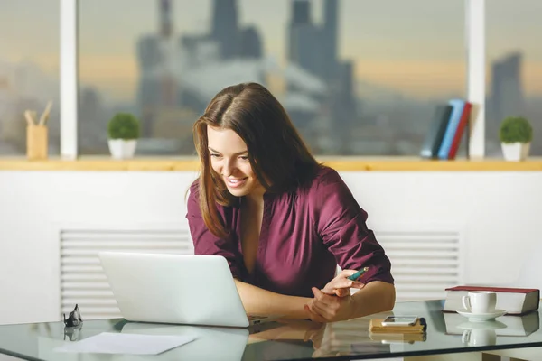 Kaukasische Dame mit Laptop — Stockfoto