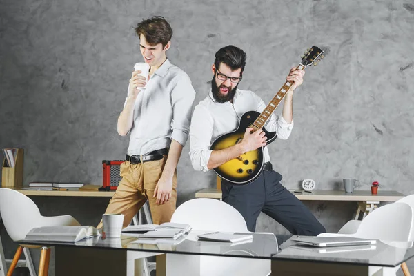 Begli uomini d'affari che suonano con la chitarra — Foto Stock