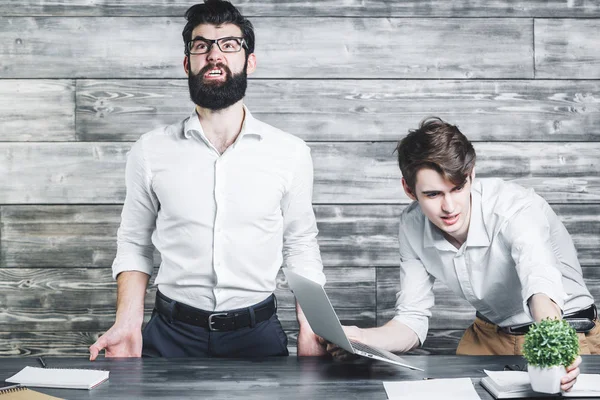 Ofiste çılgın genç arkadaşları 