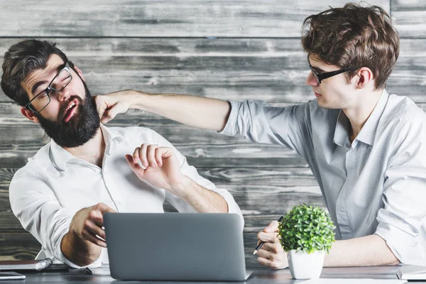 Ofiste çılgın Avrupa iş arkadaşları 