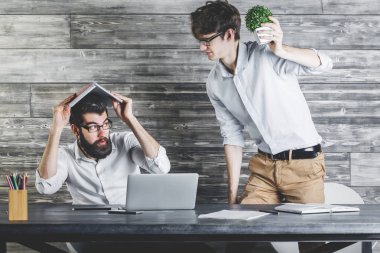 Ofiste çılgın genç arkadaşları 