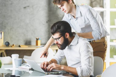 İki projede birlikte çalışan erkekler beyaz 